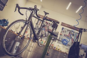 image d'un vélo dans un atelier de réparation
